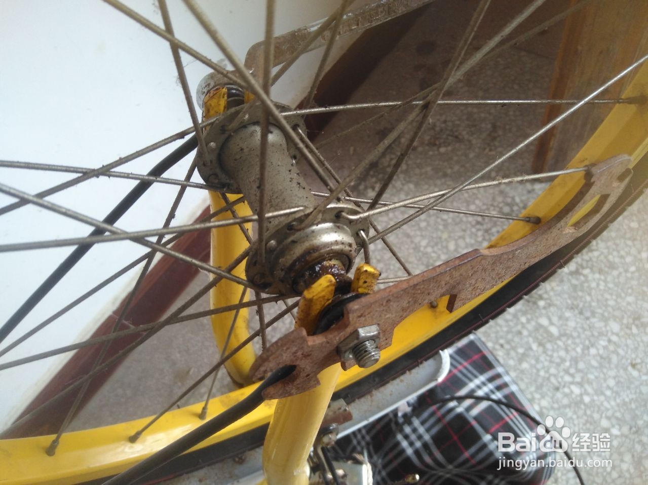 儿童自行车轮怎么装上车身？