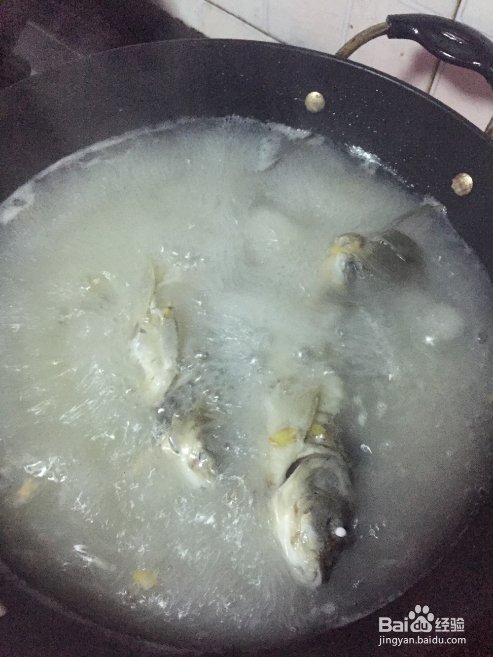 鲜甜的鲫鱼豆腐汤羹