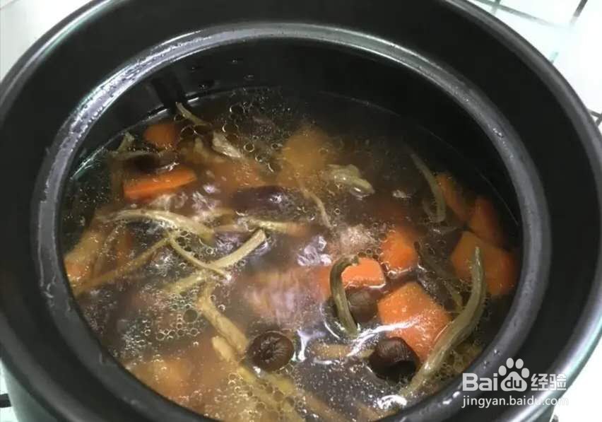 茶树菇红萝卜煲猪骨汤