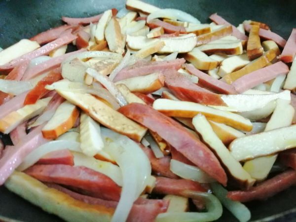 香肠香干炒青椒