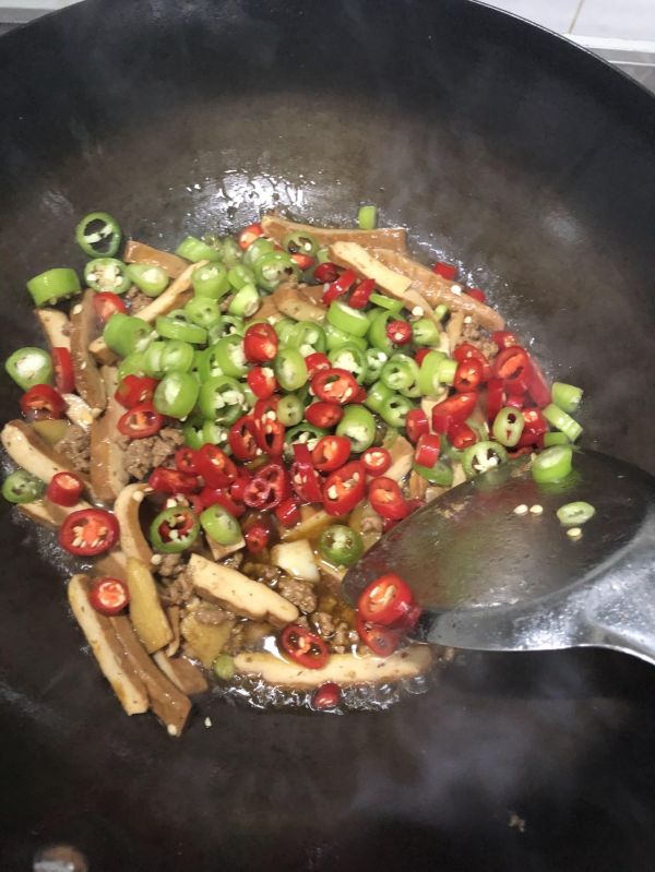 辣椒炒香干肉沫