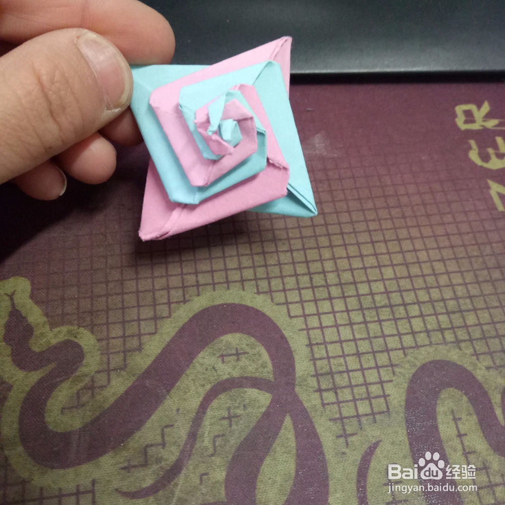 旋转花的折纸方法
