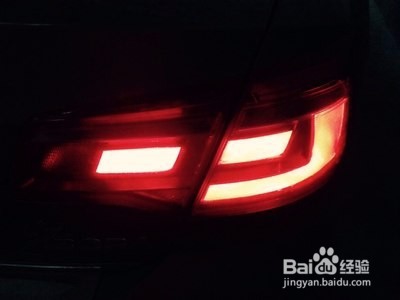 汽车大灯连闪三下什么意思？