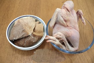 如何在家就能简单做一份猪肚白果鸡汤呢？