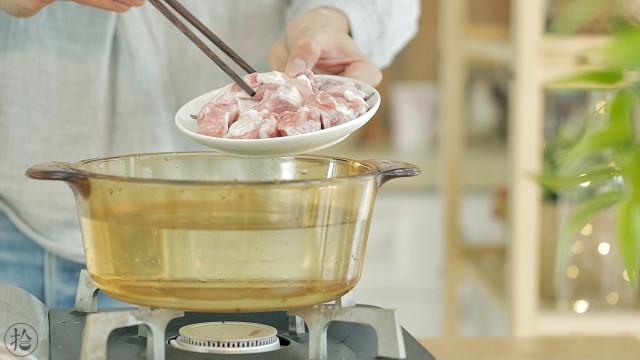 教你做好吃的玉米胡萝卜排骨汤,美味极了