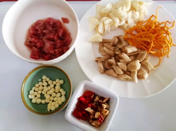 菌菇瘦肉萝卜盅