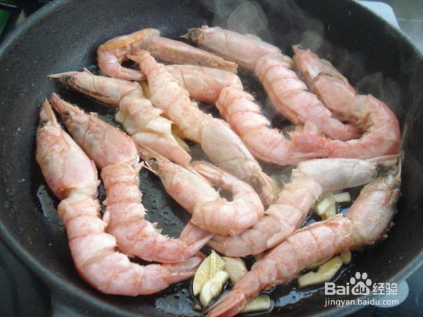 炒野生红虾的做法