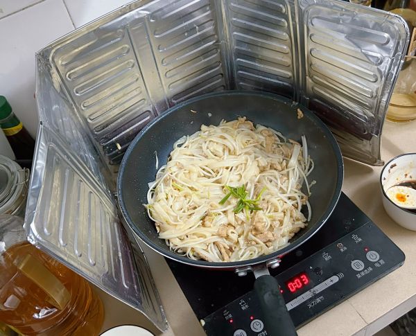 瘦肉豆芽炒河粉