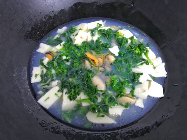 贻贝荠菜豆腐汤