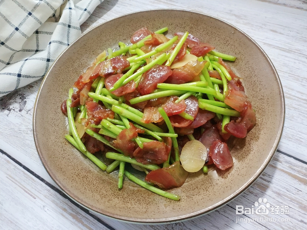 姨妈给我做腊肉炒芦蒿