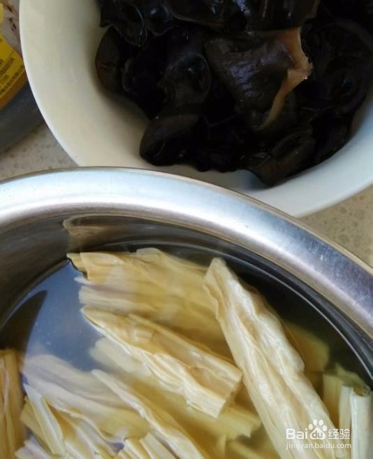 腐竹木耳烧鸡腿