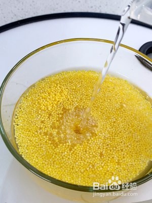 食补养生秋葵小米粥的做法