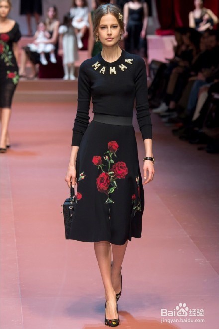 黑色搭配妖红玫瑰花色的四季装