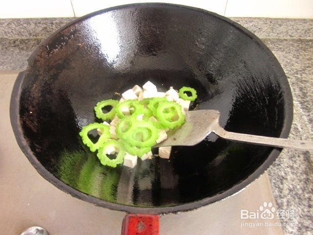食疗菜谱1、降血糖的苦瓜炖豆腐和南瓜虾皮汤
