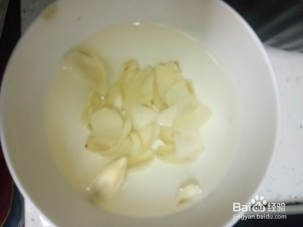 红糖银耳葡萄干百合粥