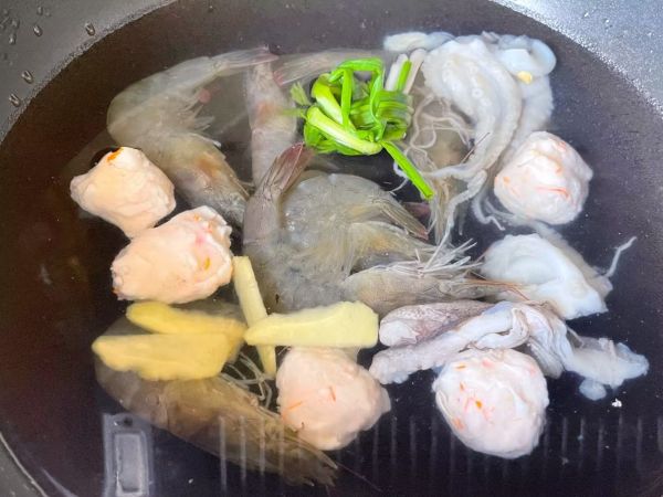 泰式酸辣鲜虾杂拌菜