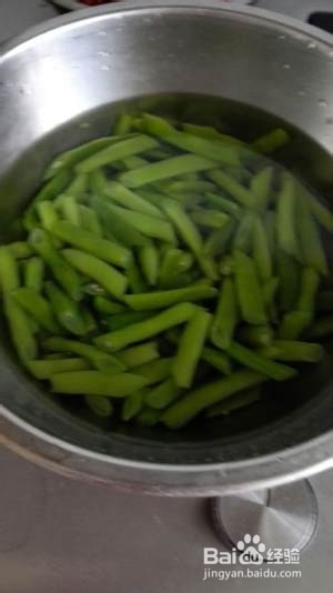 食补佳品四季豆炒香肠的做法