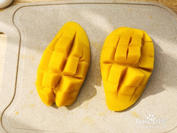 凉爽可口的芒果养乐多的步骤