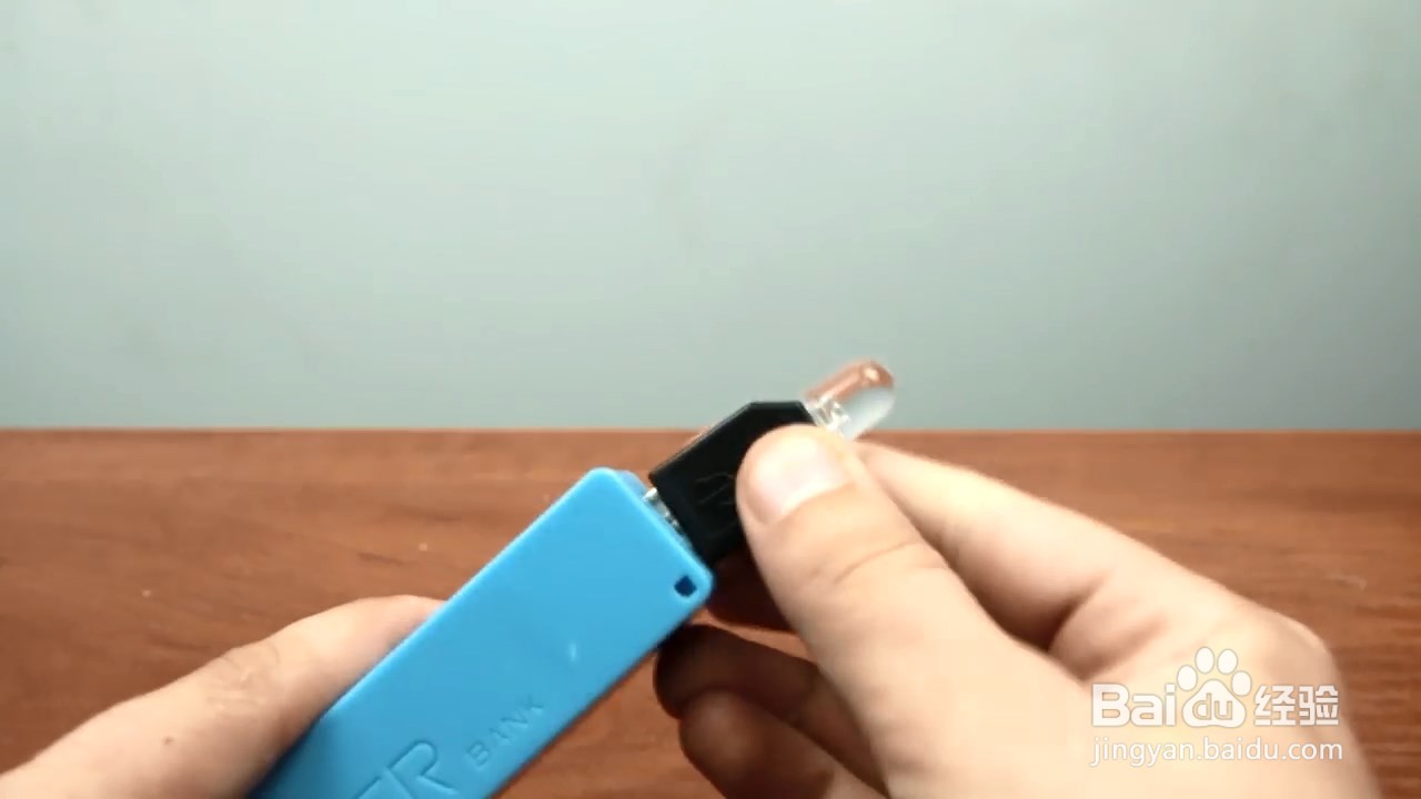 充电器的头没用了不要丢，还能做成小灯泡哦
