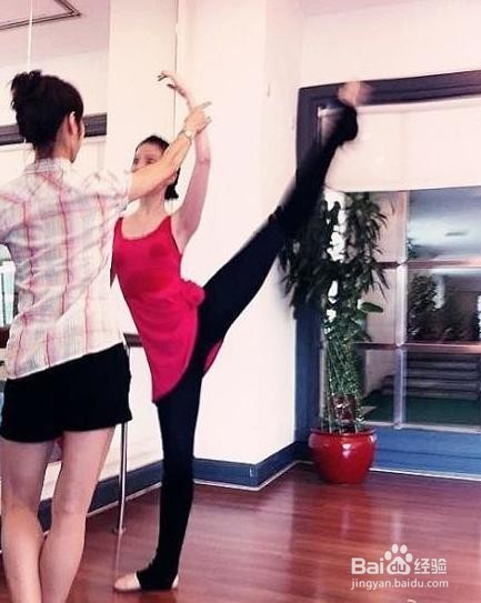 女星身体柔韧度比拼：她把刘亦菲宋茜都给碾压了