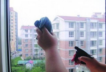 玻璃,纱窗油污怎么去除?