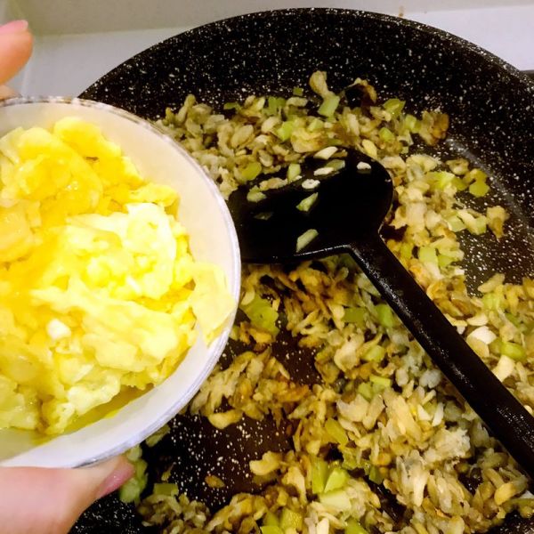 鸡蛋热炒鲜味槐花