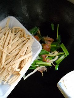 蒜苗腊肉百叶丝