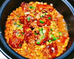 如何做美容养颜的黄豆炖猪蹄呢？