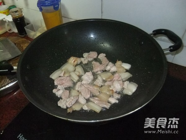 五花肉焖豆腐