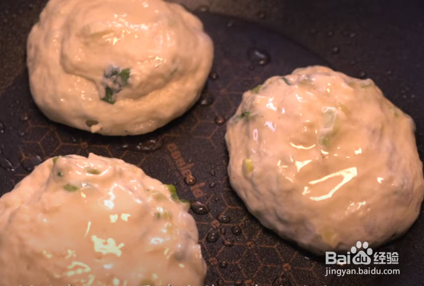满满葱花外酥内软，巨好吃的葱油饼