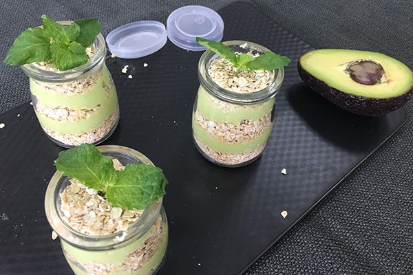 燕麦牛油果奶昔杯