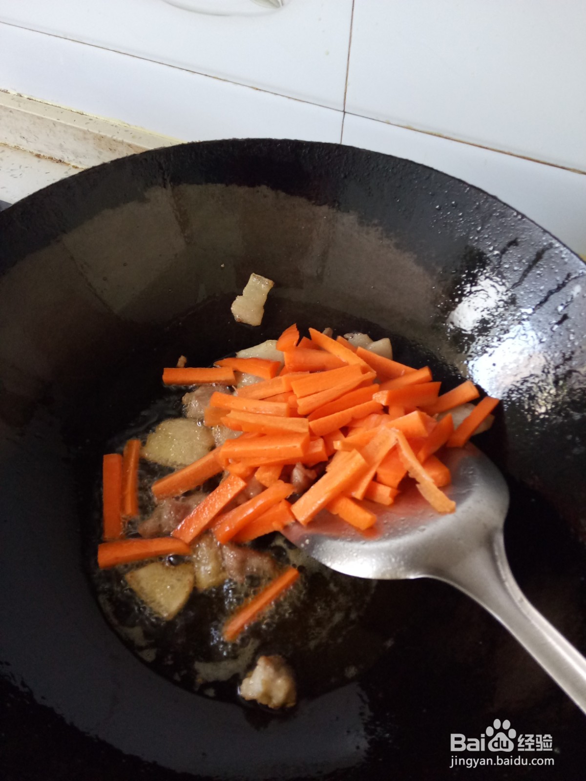 五花肉炒杏鲍菇豆干