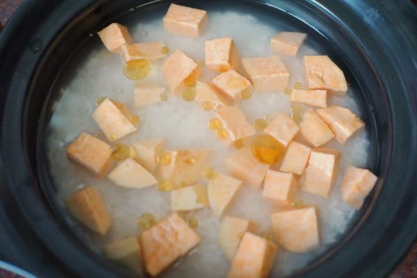 广式腊味滑鸡煲仔饭