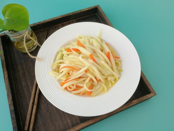 胡萝卜丝炒茭白