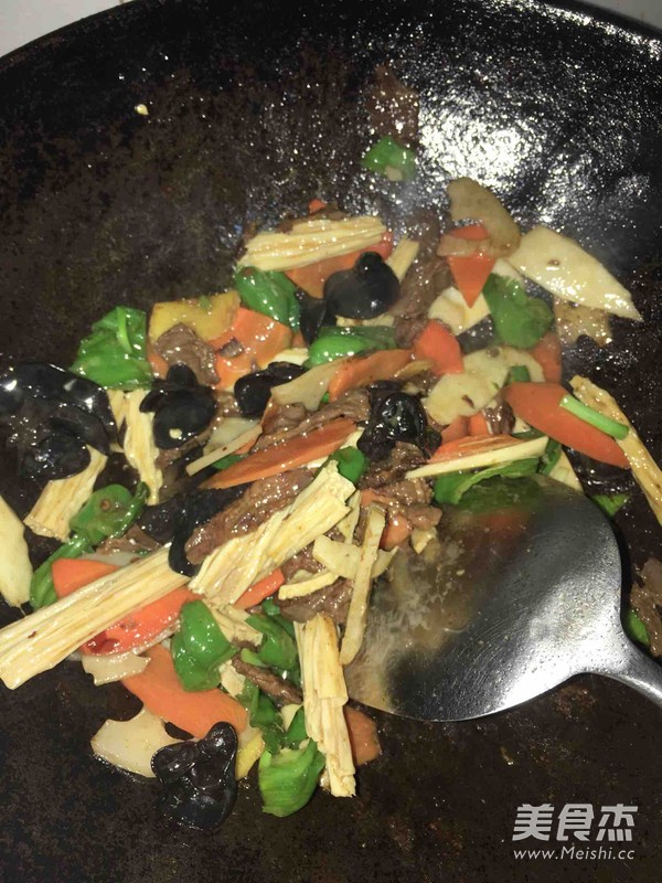 牛肉炒杂蔬的做法