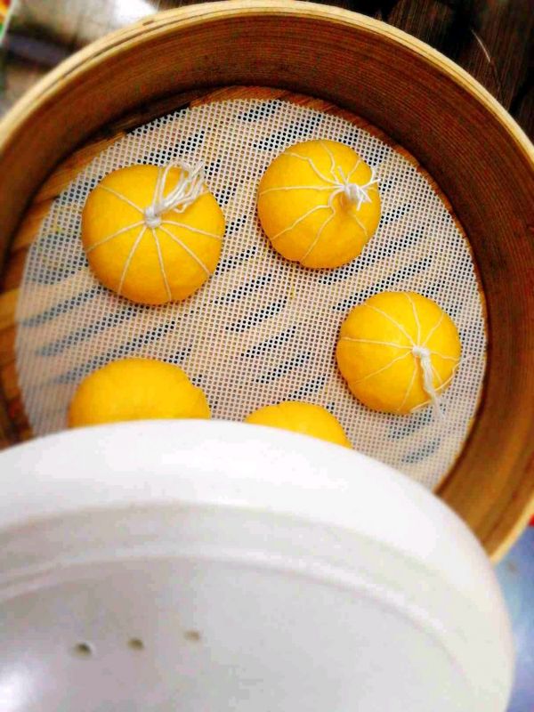 南瓜豆沙包、红枣小米粥