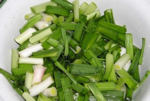 蒜菜炒肉的做法