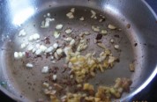 芹菜炒猪肉的做法