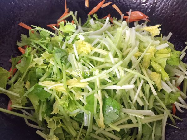 芹菜胡萝卜炒肉丝