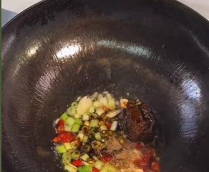 酱焖鲫鱼的做法