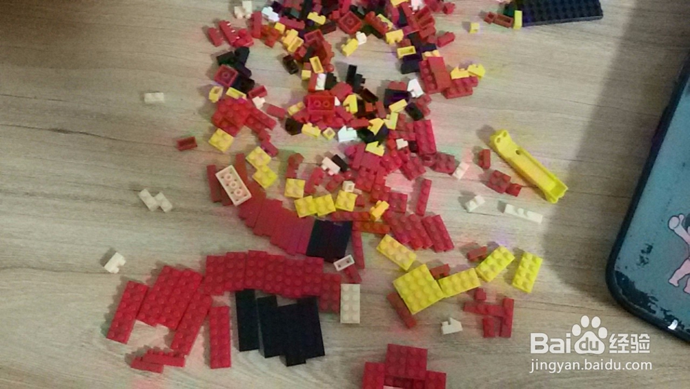 如何完成乐高玩具的拼接?