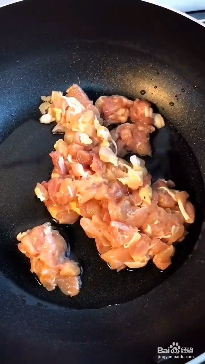 如何制作鸡腿肉焖饭