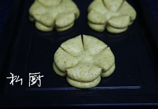 在家烤西点【19】:春日花朵般的麸皮核桃小面包