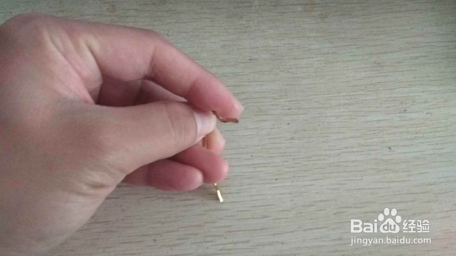 如何用面包袋绑绳和中性笔芯做简易的手机支架