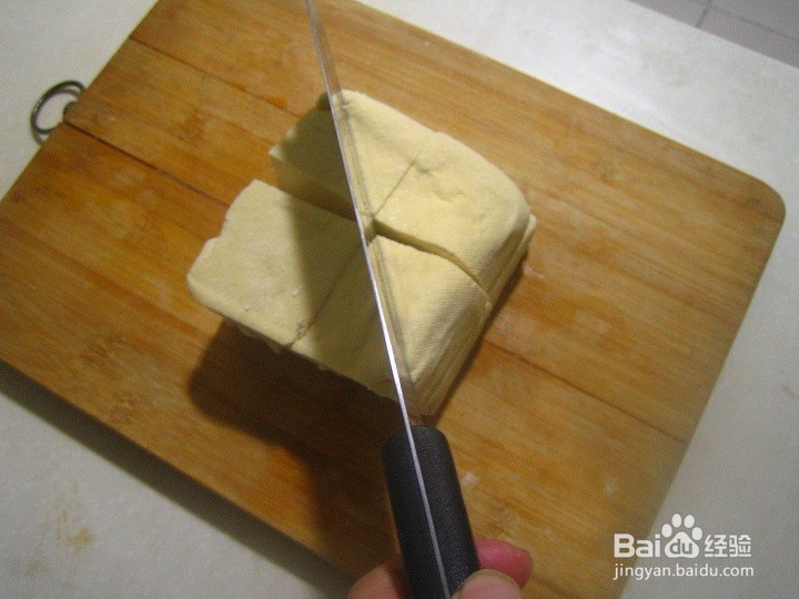 <b>怎样用刀将正方形豆腐切成均匀的楔形块</b>