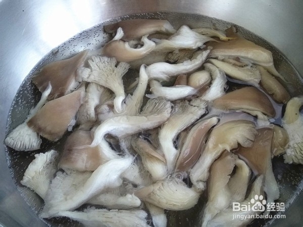 如何制作平菇炒胡萝卜