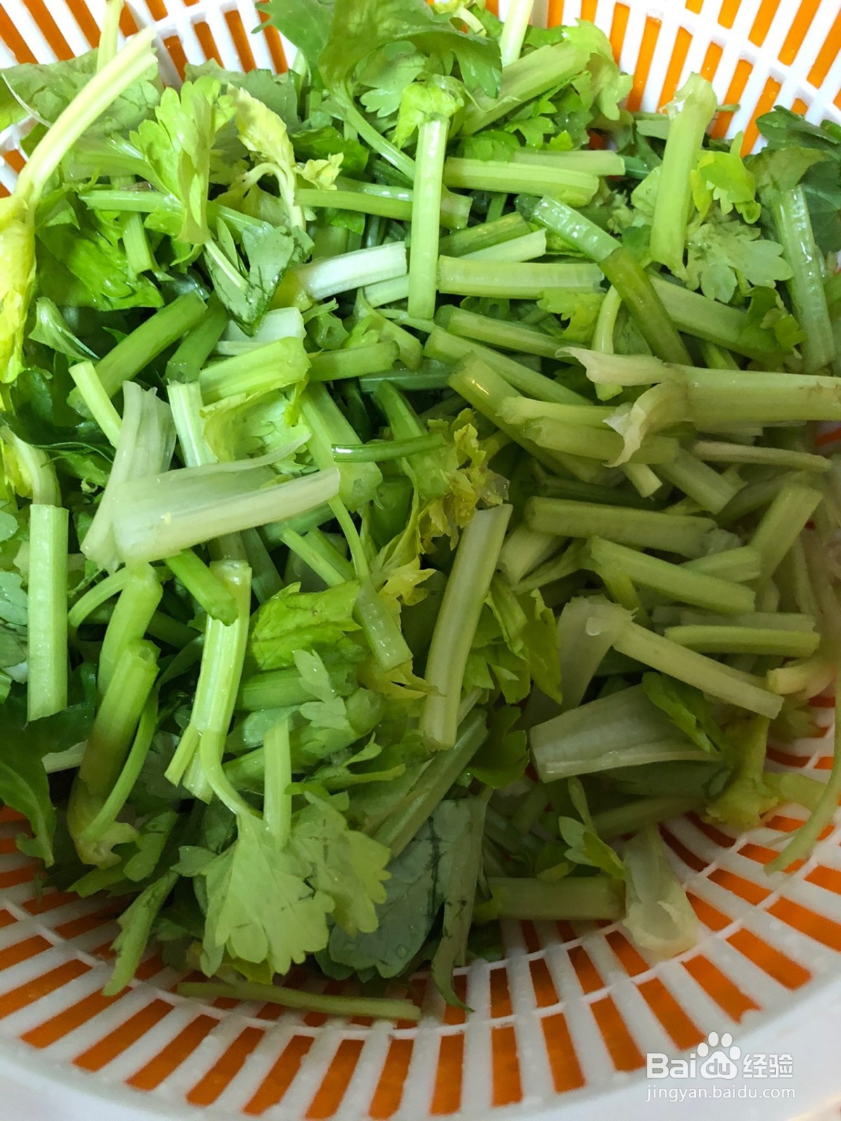 芹菜炒鱼饼的做法