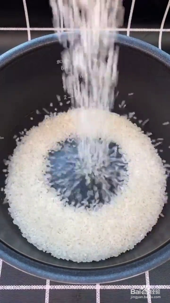 如何制作好吃的鸡腿肉焖饭？