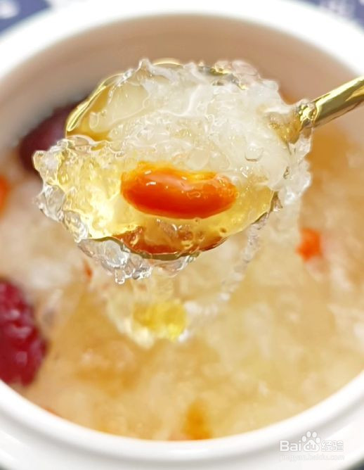 红枣雪燕桃胶银耳羹的做法