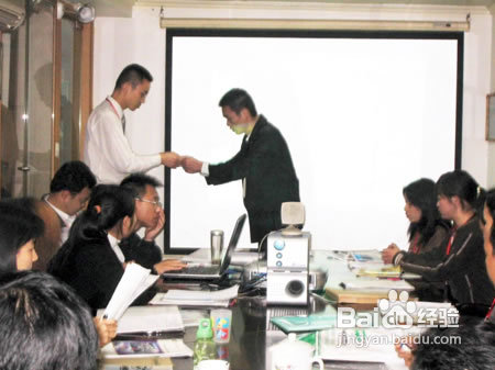 名片礼仪技巧之三:怎样接受名片